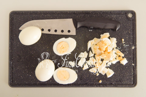 Салат с огурцом, яйцом и крапивой. Шаг 10
