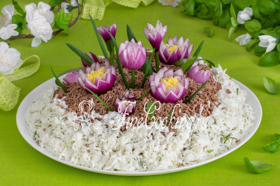 Салат с печенью и огурцами Крокусы — готовое блюдо