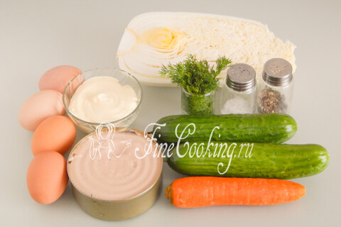 Продукты для салата с пекинской капустой: капуста, печень трески, яйца, огурцы, морковь, укроп и майонез.