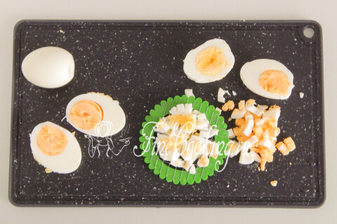 Варёные куриные яйца, нарезанные кубиком с помощью решётки.