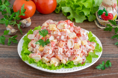 Готовое блюдо: Салат с помидорами и крабовыми палочками