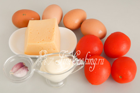 Салат с помидорами, сыром и яйцами. Шаг 1