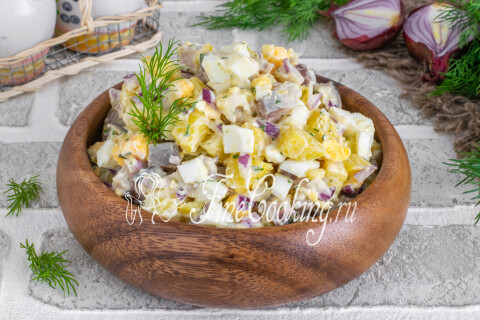 Готовое блюдо: Салат с селедкой, картофелем и яйцами
