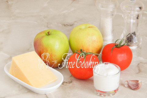 Салат с яблоками, помидорами и сыром. Шаг 1