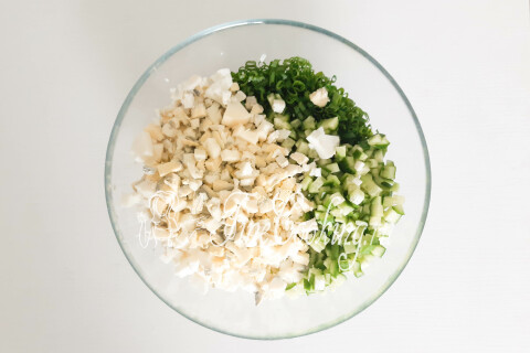 Салат с яйцом, огурцом и зеленым луком. Шаг 6