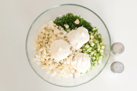 Салат с яйцом, огурцом и зеленым луком. Шаг 7