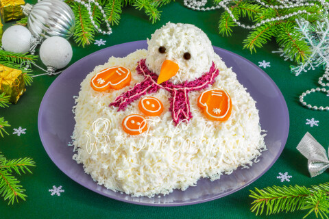 Готовим вкусный праздничный салат Снеговик из простых ингредиентов