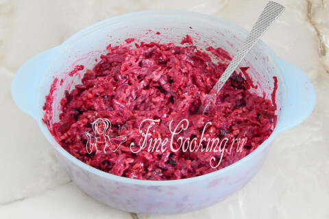 Салат со свеклой, черносливом и грецким орехом. Шаг 9