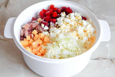 Салат со свеклой, сыром и селедкой. Шаг 7