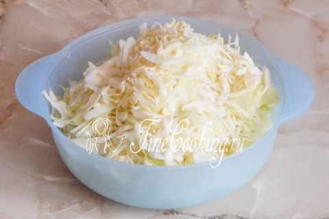 Салат со свежей капустой и кукурузой. Шаг 2