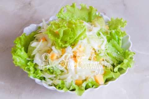 Салат со свежей капустой и кукурузой. Шаг 6