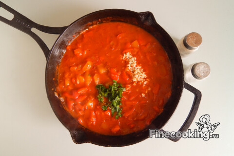 Томатно‑перечный соус с добавками, солью и перцем, пробуют на вкус.
