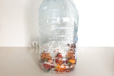 Сахарный песок и лимонная кислота, добавленные в бутылку с бархатцами.