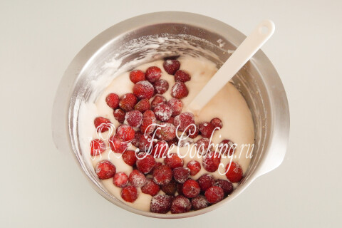 Шарлотка с клубникой. Шаг 9
