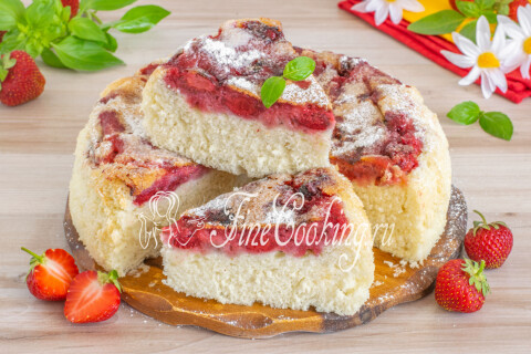 Готовое блюдо: Шарлотка с клубникой