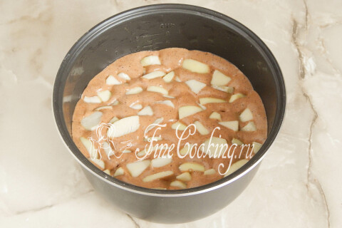 Шоколадная шарлотка с яблоками. Шаг 10