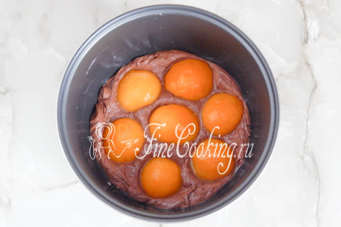 Шоколадный пирог с персиками в мультиварке. Шаг 6