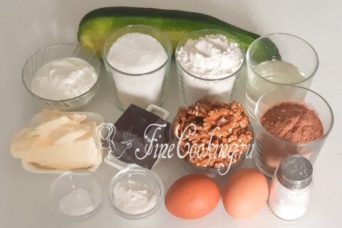 Продукты для шоколадного пирога с кабачком: кабачок, мука, сахар, орехи, шоколад, масло, сметана, яйца, какао.