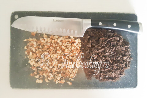 Рубленые грецкие орехи и крупные кусочки горького шоколада.
