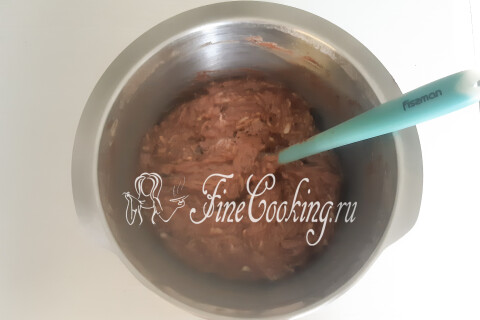 Шоколадное тесто с вмешанными кабачком, орехами и кусочками шоколада.