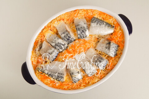 Скумбрия с рисом и овощами в духовке. Шаг 15