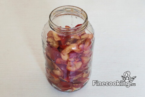 Сливы, уложенные в литровую банку
