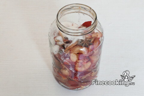 Сливы в банке с сахаром и пряностями: перцем, корицей, гвоздикой, бадьяном