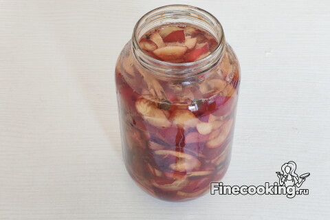 Сливы с пряностями и сахаром, залитые водкой