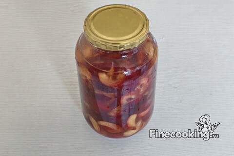 Закрытая банка со сливянкой, готовая к настаиванию