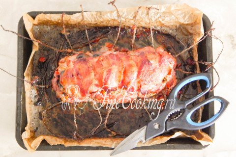 Перед подачей разрезаем шпагат, удаляем его (это просто, не переживайте) и можно пробовать наше мясное блюдо