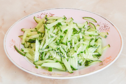 Слоеный салат с тунцом. Шаг 4