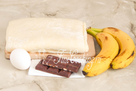 Слойки с бананом и шоколадом. Шаг 1