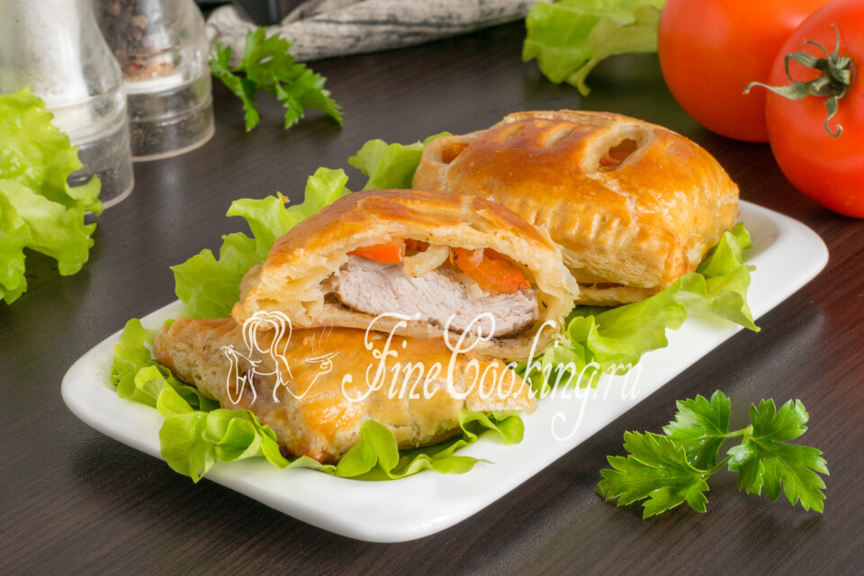 Слойки с мясом, помидором и луком — готовое блюдо