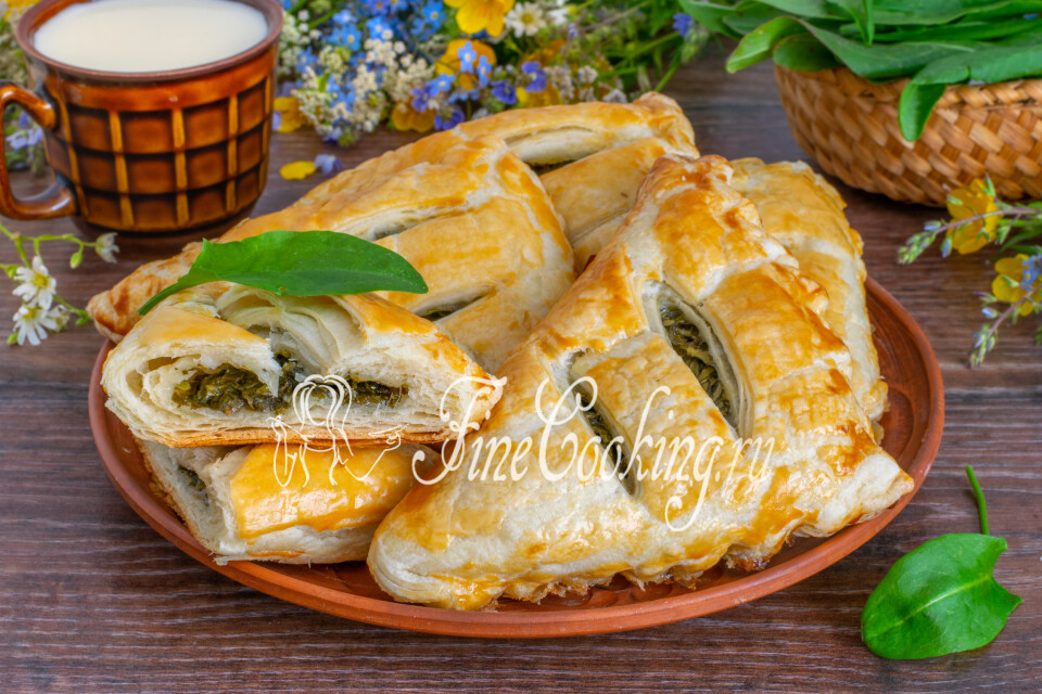 Слойки со щавелем из слоеного теста — готовое блюдо