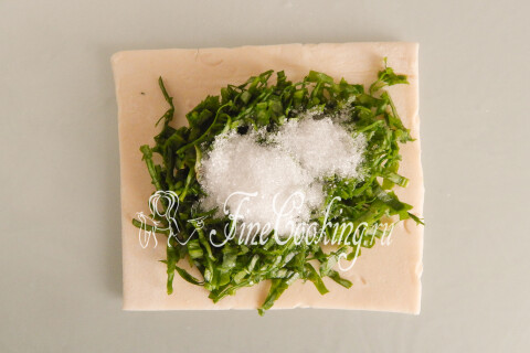 Слойки со щавелем из слоеного теста. Шаг 7