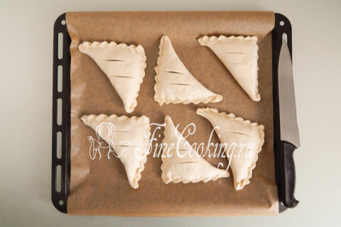 Слойки со щавелем из слоеного теста. Шаг 11