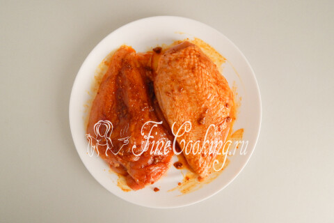 Куриные грудки, со всех сторон натёртые маринадом, в миске