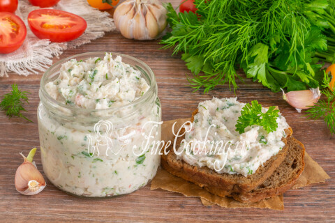 Готовое блюдо: Соленое сало (шпик) с чесноком и зеленью