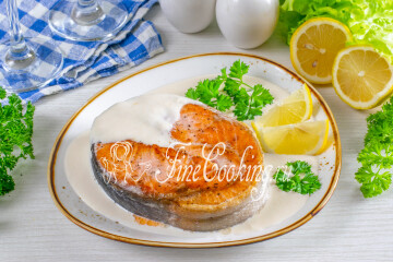 Стейки форели в сливках на сковороде