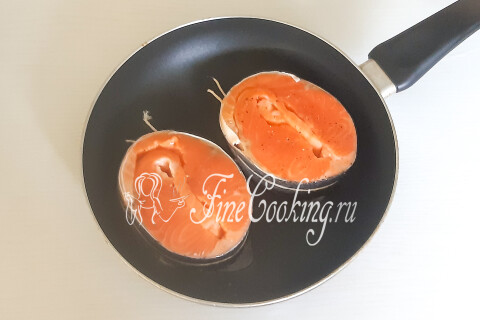 Стейки форели в сливках на сковороде. Шаг 7