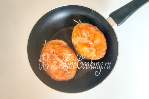 Стейки форели в сливках на сковороде. Шаг 8