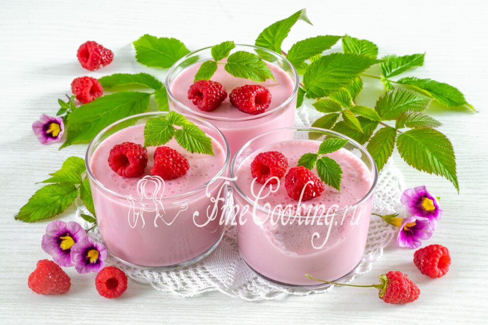 Суфле из сметаны с малиной и желатином