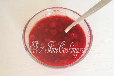 Суфле из сметаны с малиной и желатином. Шаг 5