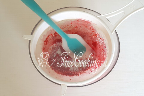 Суфле из сметаны с малиной и желатином. Шаг 7