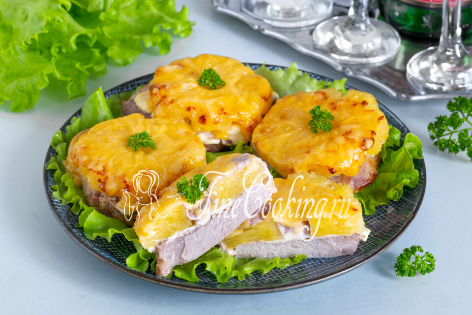 Свинина с ананасами и сыром, запеченная в духовке
