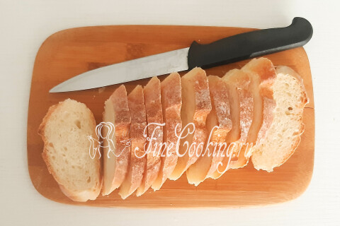 Сыр Камамбер, запеченный в духовке с чесноком и хлебом. Шаг 2