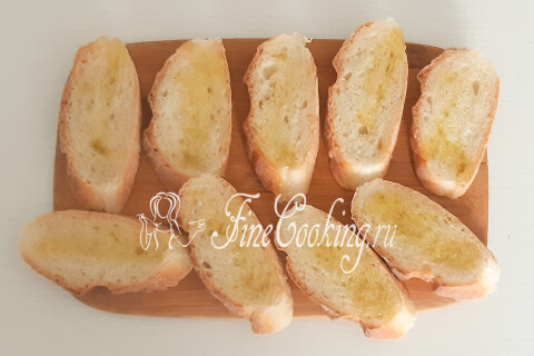Сыр Камамбер, запеченный в духовке с чесноком и хлебом. Шаг 3