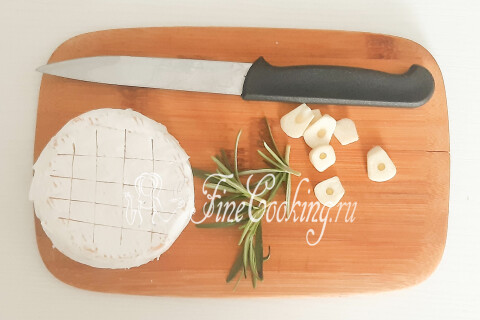 Сыр Камамбер, запеченный в духовке с чесноком и хлебом. Шаг 4
