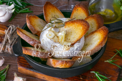Сыр Камамбер, запеченный в духовке с чесноком и хлебом. Шаг 8