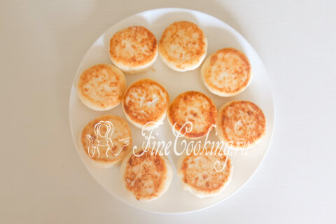 Сырники из рикотты на сковороде. Шаг 10